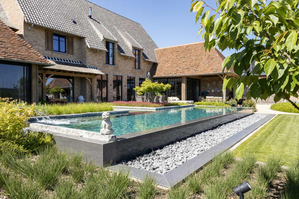 Betonnen infinity zwembad in Brakel