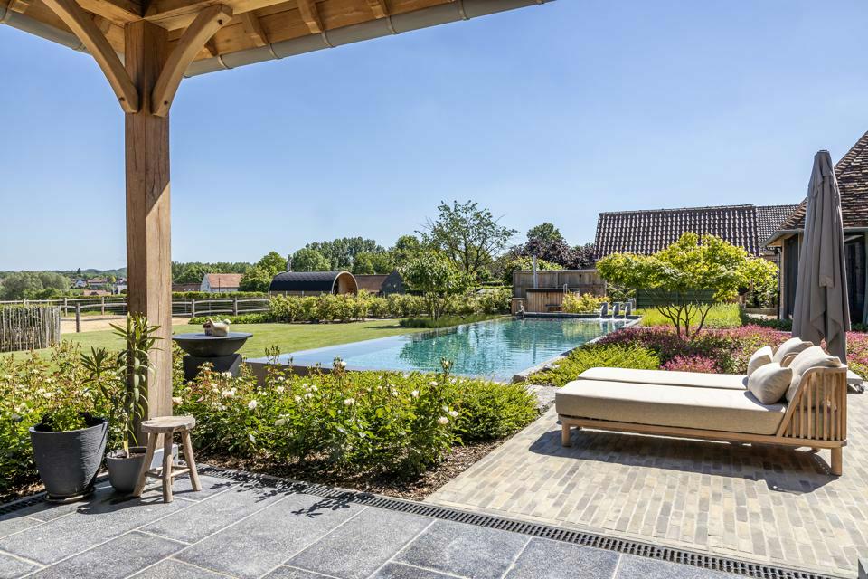 Betonnen infinity zwembad in Brakel