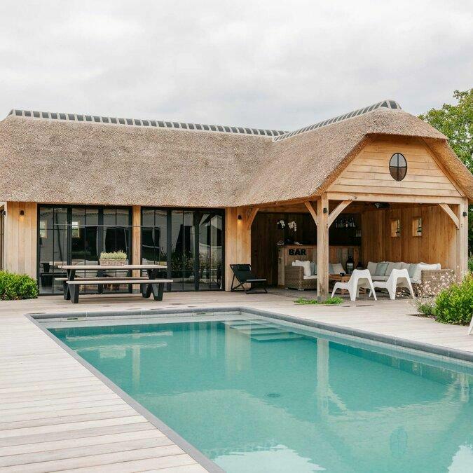 Totaalconcept - zwembad / poolhouse&nbsp;	Afmetingen: &nbsp;10&nbsp;x 4 x 1,5 m	Bekleding: glasm