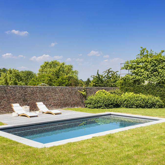 Totaalconcept - zwembad / tuin	Afmetingen: &nbsp;7 x 3&nbsp;x 1,5 m	Kleur: lichtgrijs&nbsp;	Chl