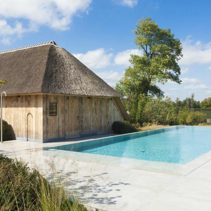 Totaalconcept - zwembad / tuin	Afmetingen: 15 x 5 x 1,5m	Bekleding: beton look / lichtgrijze&nbs