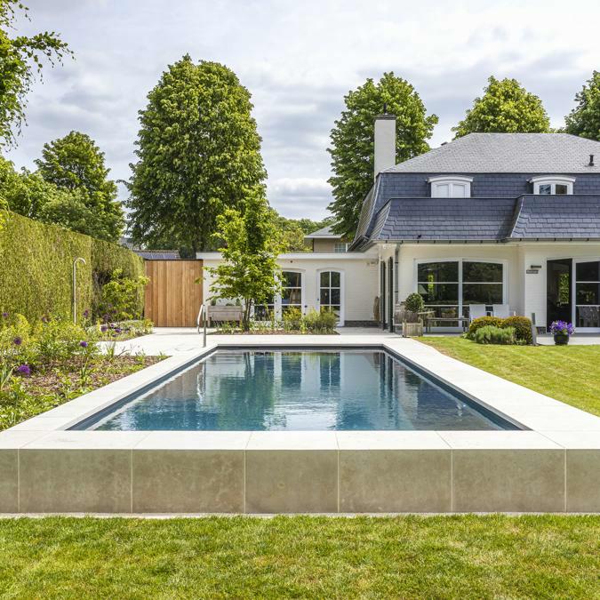 Totaalconceptzwembad - bijgebouw - omgevingsaanleg&nbsp;	Het statige karakter van de woning wer