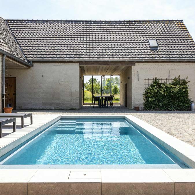 Zwembadproject&nbsp;	Voor deze binnenkoer werd geopteerd voor een minipool (monoblok) met zit- en