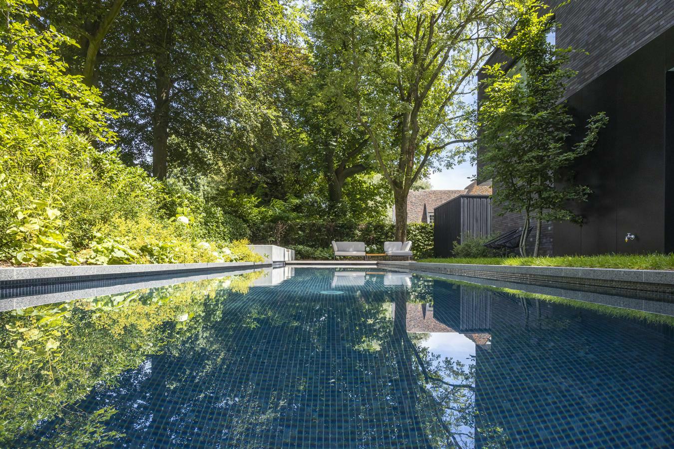 Betonnen zwembad in Drongen