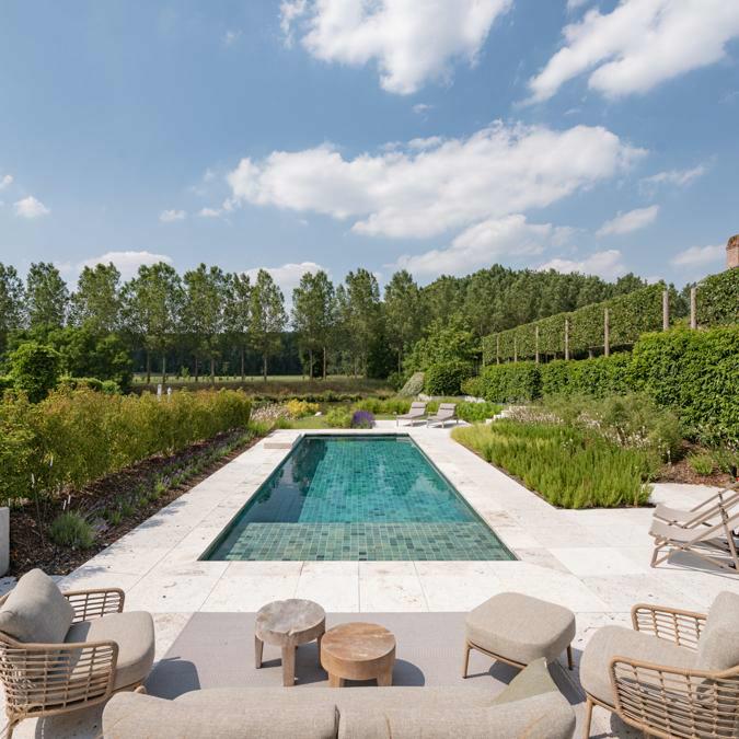 Totaalprojectzwembad - poolhouse - omgevingsaanleg&nbsp;	In Deinze realiseerden we een stijlvol