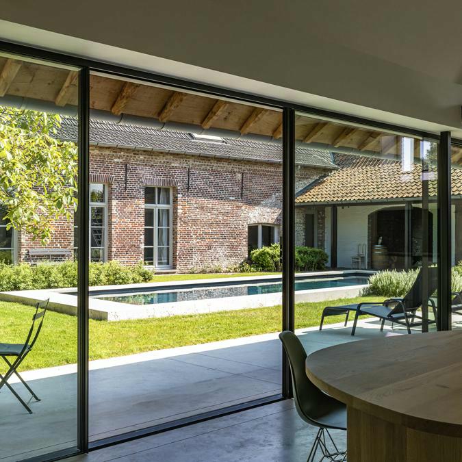 Totaalconcept&nbsp;zwembad - omgevingsaanleg&nbsp;	In deze binnentuin kom je onmiddellijk tot r