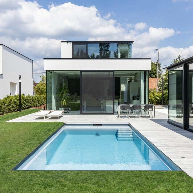 Zwembadproject	Een&nbsp;strak monoblok zwembad&nbsp;dat perfect aansluit bij de architectuur van