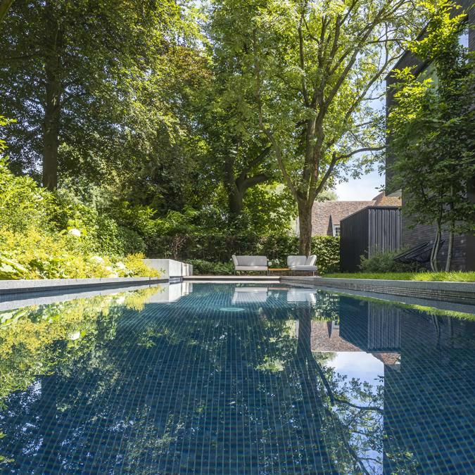 Totaalconcept - zwembad / tuin&nbsp;	Afmetingen: 16 x 3,25&nbsp;x 1,5m	Bekleding: glasmoza&iuml;
