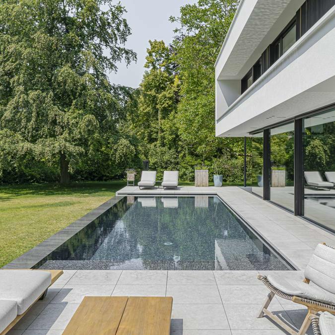 Totaalconceptzwembad - omgevingsaanleg&nbsp;	Het strakke moderne ontwerp van de woning werd doo