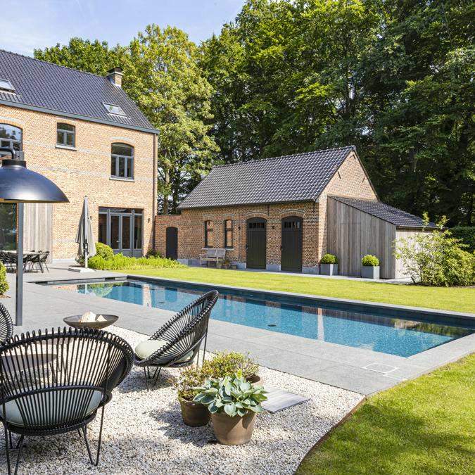 Totaalconcept - zwembad / tuin&nbsp;	Afmetingen: 13 x 4&nbsp;x 1,5m	Bekleding: glasmoza&iuml;ek