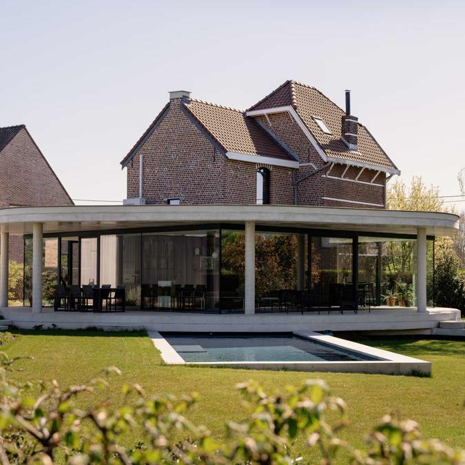 	In Lebbeke realiseerden we een stijlvol betonnen linerzwembad met een donkergrijze afwerking, voll