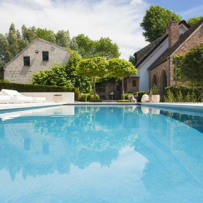 Totaalconcept - zwembad / poolhouse / tuin	Afmetingen: &nbsp;12&nbsp;x 4 x 1,5 m	Kleur: lichtgri