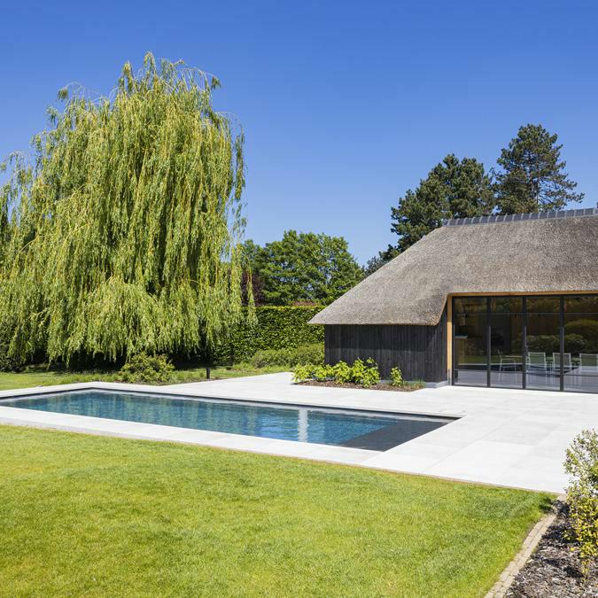 Totaalconcept - zwembad / poolhouse / tuin	Afmetingen: &nbsp;12&nbsp;x 4 x 1,5 m	Kleur: donkergr